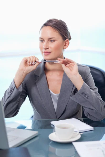 Porträt einer fokussierten Geschäftsfrau, die mit einem Laptop arbeitet — Stockfoto