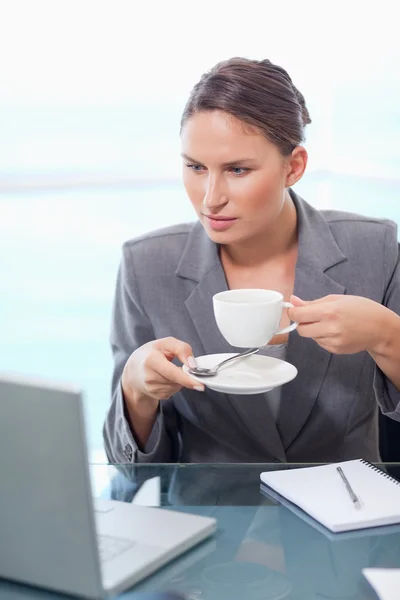 Porträt einer Geschäftsfrau, die Kaffee trinkt — Stockfoto