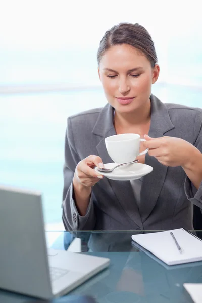 Portret van een zakenvrouw het drinken van thee — Stockfoto