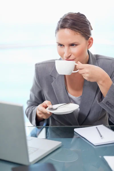 Портрет молодой предпринимательницы, пьющей чай — стоковое фото