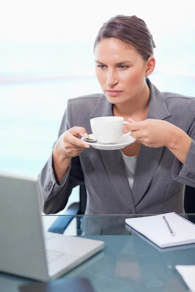 Retrato de uma mulher de negócios séria bebendo chá — Fotografia de Stock