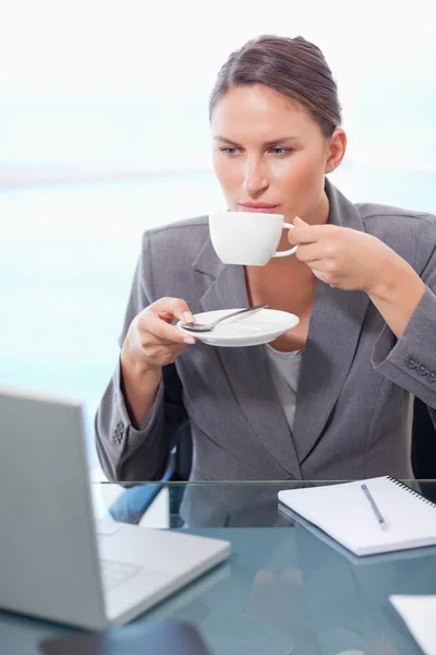 Retrato de una mujer de negocios seria tomando café — Foto de Stock