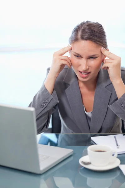 Portret van een moe zakenvrouw hebben een hoofdpijn — Stockfoto