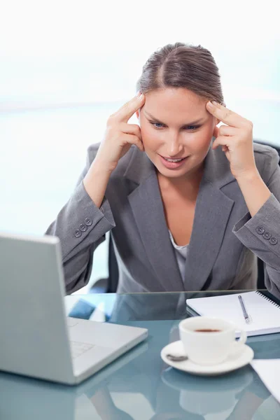 Retrato de una mujer de negocios molesta con dolor de cabeza —  Fotos de Stock