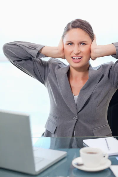 Retrato de una mujer de negocios exhausta con dolor de cabeza — Foto de Stock
