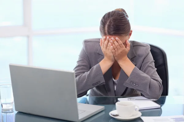 Разочарованная деловая женщина плачет — стоковое фото