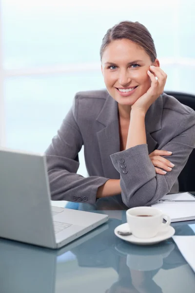 Retrato de una mujer de negocios sonriente trabajando con un cuaderno — Foto de Stock