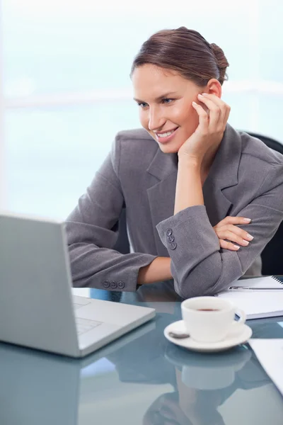 Портрет щасливої бізнес-леді, що працює з ноутбуком — стокове фото