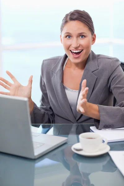 Portret van een verbaasd zakenvrouw die werken met een laptop — Stockfoto
