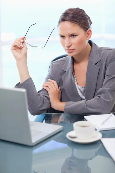 Ritratto di una donna d'affari che utilizza un computer portatile — Foto Stock