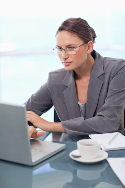 Porträt einer fokussierten Geschäftsfrau mit Laptop — Stockfoto