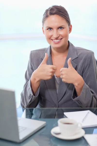 Porträt einer Geschäftsfrau mit erhobenem Daumen — Stockfoto