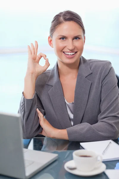Retrato de uma mulher de negócios assinando que está tudo bem — Fotografia de Stock