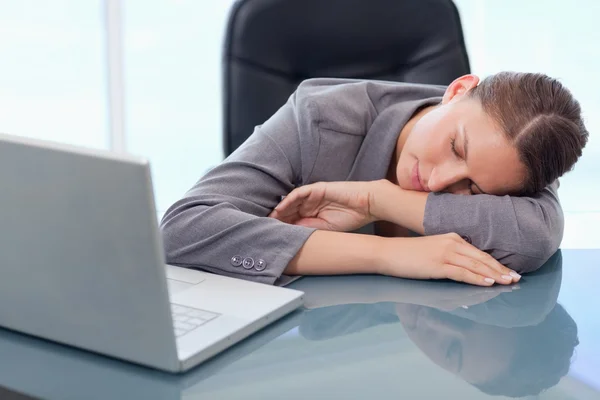 Молодая деловая женщина спит — стоковое фото