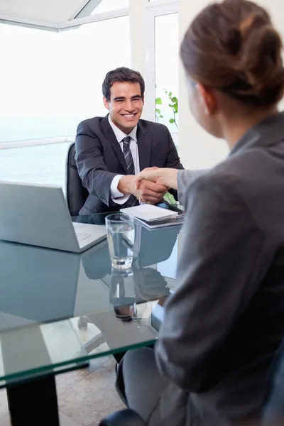 Retrato de um gerente entrevistando uma candidata — Fotografia de Stock