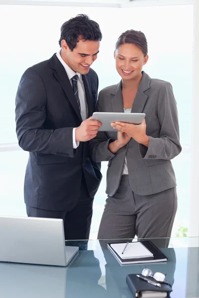 Negociações parceiro olhando para tablet em suas mãos — Fotografia de Stock