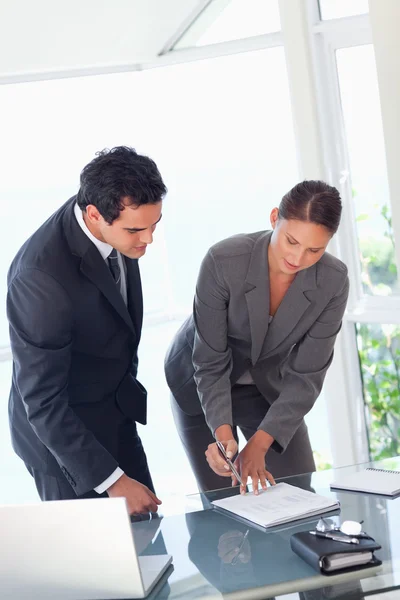 Empresária mostrando parceiro onde assinar — Fotografia de Stock