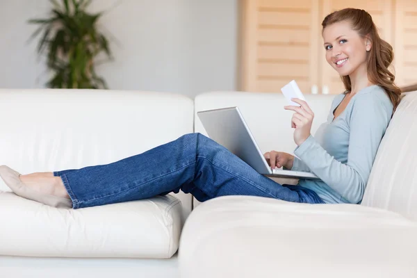 Donna sul divano effettuare un ordine online — Foto Stock