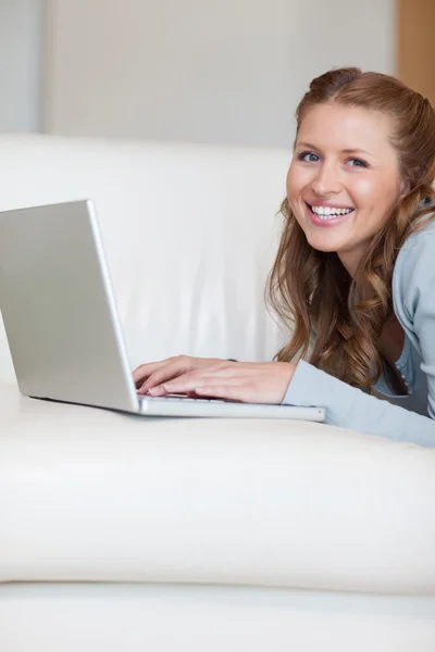 행복 한 여자는 소파에 그녀의 노트북 — 스톡 사진