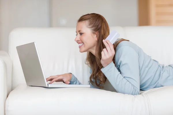 Fröhlich lächelnde Frau beim Online-Shopping — Stockfoto