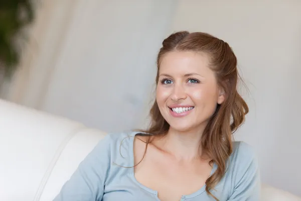 Mulher sorridente em sua sala de estar — Fotografia de Stock