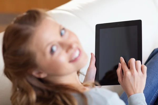 微笑的女人在沙发上使用平板电脑的视图上方 — 图库照片