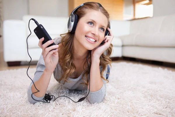 Kvinna i vardagsrummet njuter av musik — Stockfoto