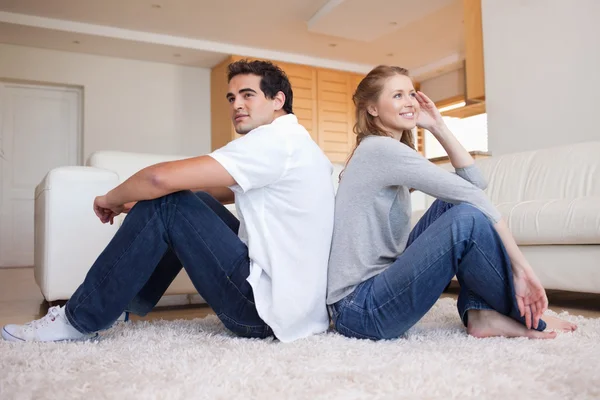 Side view of couple sitting back-to-back — Stock Photo, Image