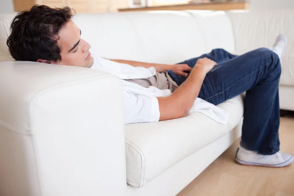 Hombre tomando una siesta en el sofá —  Fotos de Stock