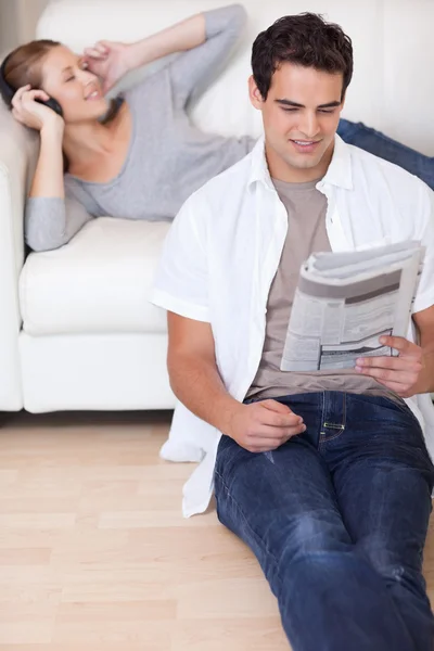 Couple enjoying their spare time in the living room — Stock Photo, Image