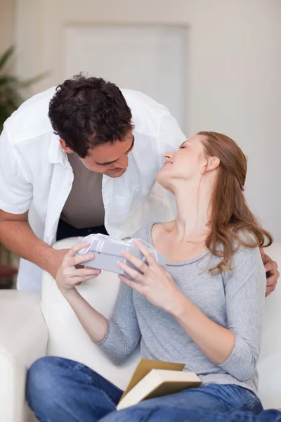 Man giving his girlfriend a present — Stock Photo, Image