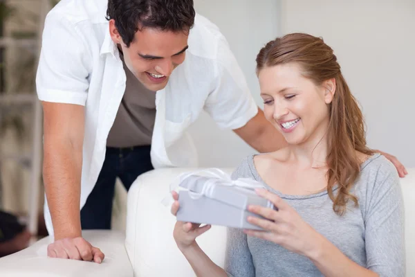 Woman happy about the present she got from her boyfriend — Stock Photo, Image