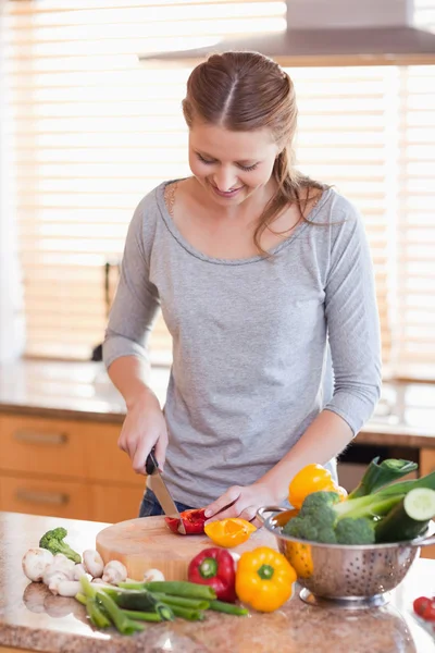 Femme préparant une salade — Photo