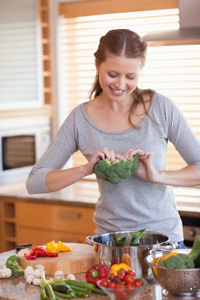 Mujer preparando comida saludable — Foto de Stock