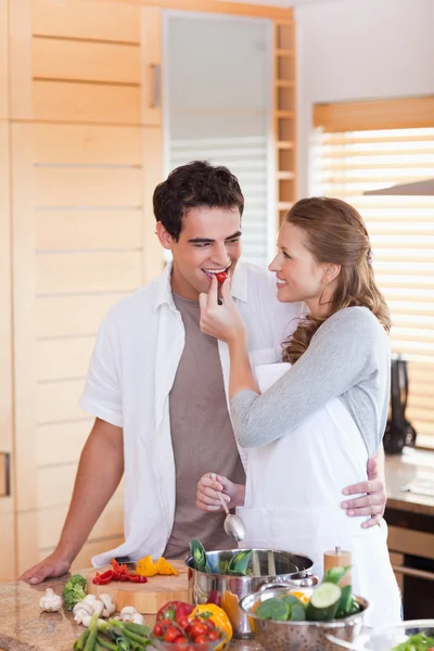 Man trying the meal his girlfriend is preparing — Stock Photo, Image