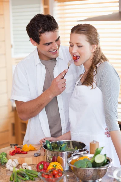 Para cieszy się w kuchni razem — Zdjęcie stockowe