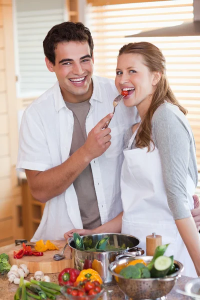 Пара наслаждается приготовлением обеда вместе — стоковое фото