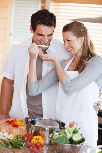 Paar hat Spaß beim gemeinsamen Kochen — Stockfoto
