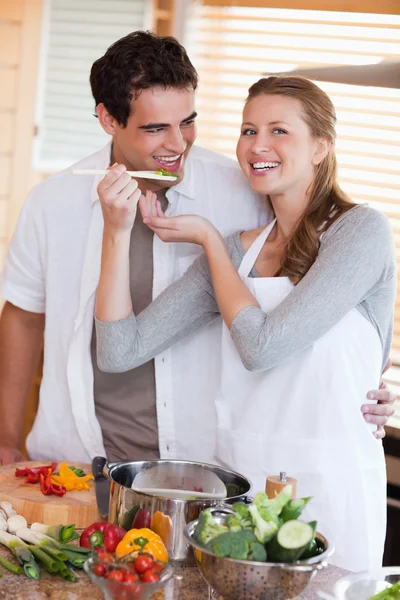 Para cieszy przygotowuje obiad razem — Zdjęcie stockowe