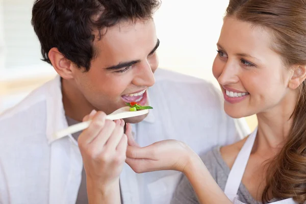 Lächelndes Paar genießt gemeinsames Kochen — Stockfoto
