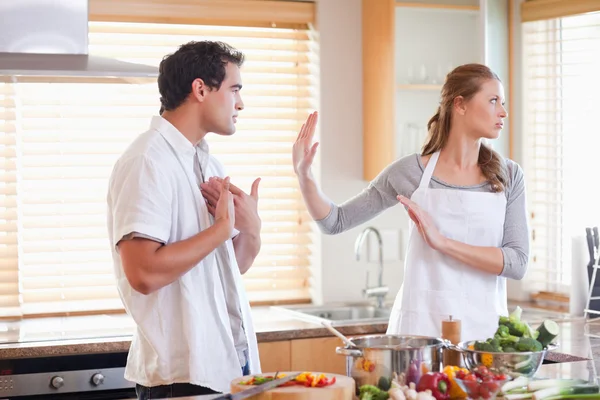 Пара сперечається на кухні — стокове фото