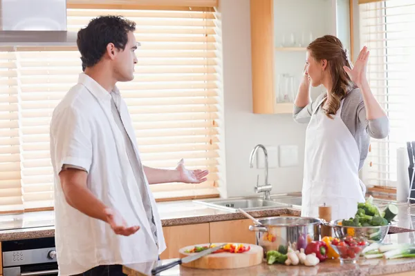Casal disputando na cozinha — Fotografia de Stock