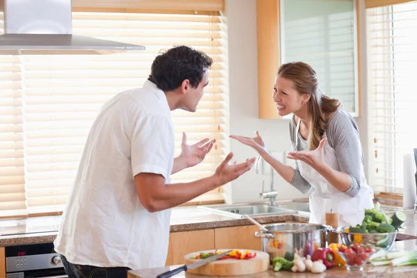 Par med ett slagsmål i köket — Stockfoto