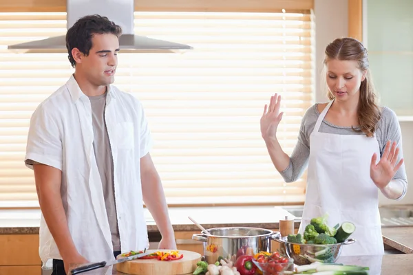 Casal tendo um desentendimento na cozinha — Fotografia de Stock