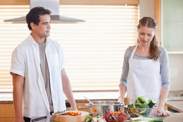 Пара, у которой напряженная ситуация на кухне — стоковое фото