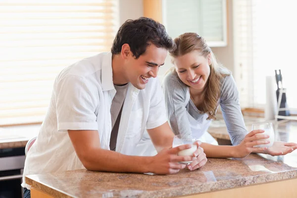 Couple having a glass of milk in the kitchen — Stock Photo, Image