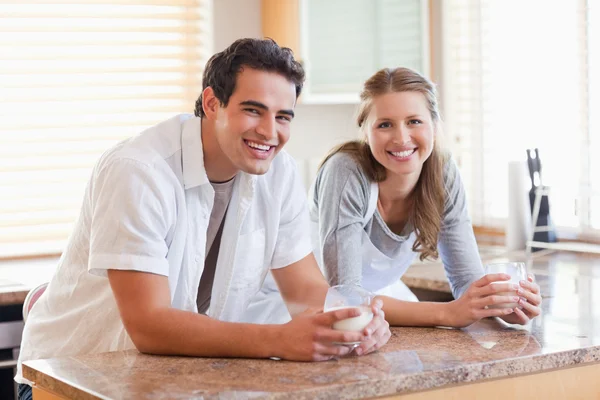 Smiling couple with glasses of milk — Stock Photo, Image