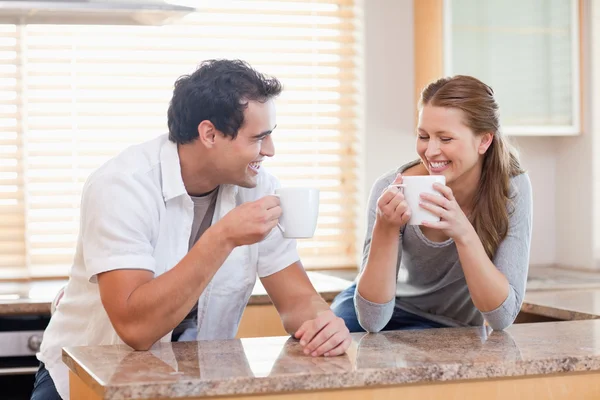 Casal tomando um café na cozinha — Fotografia de Stock