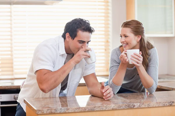 Par som dricker kaffe i köket — Stockfoto