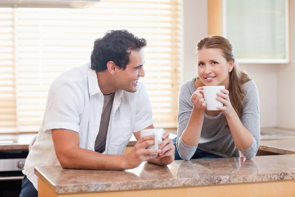 Пара делает перерыв на кофе вместе — стоковое фото